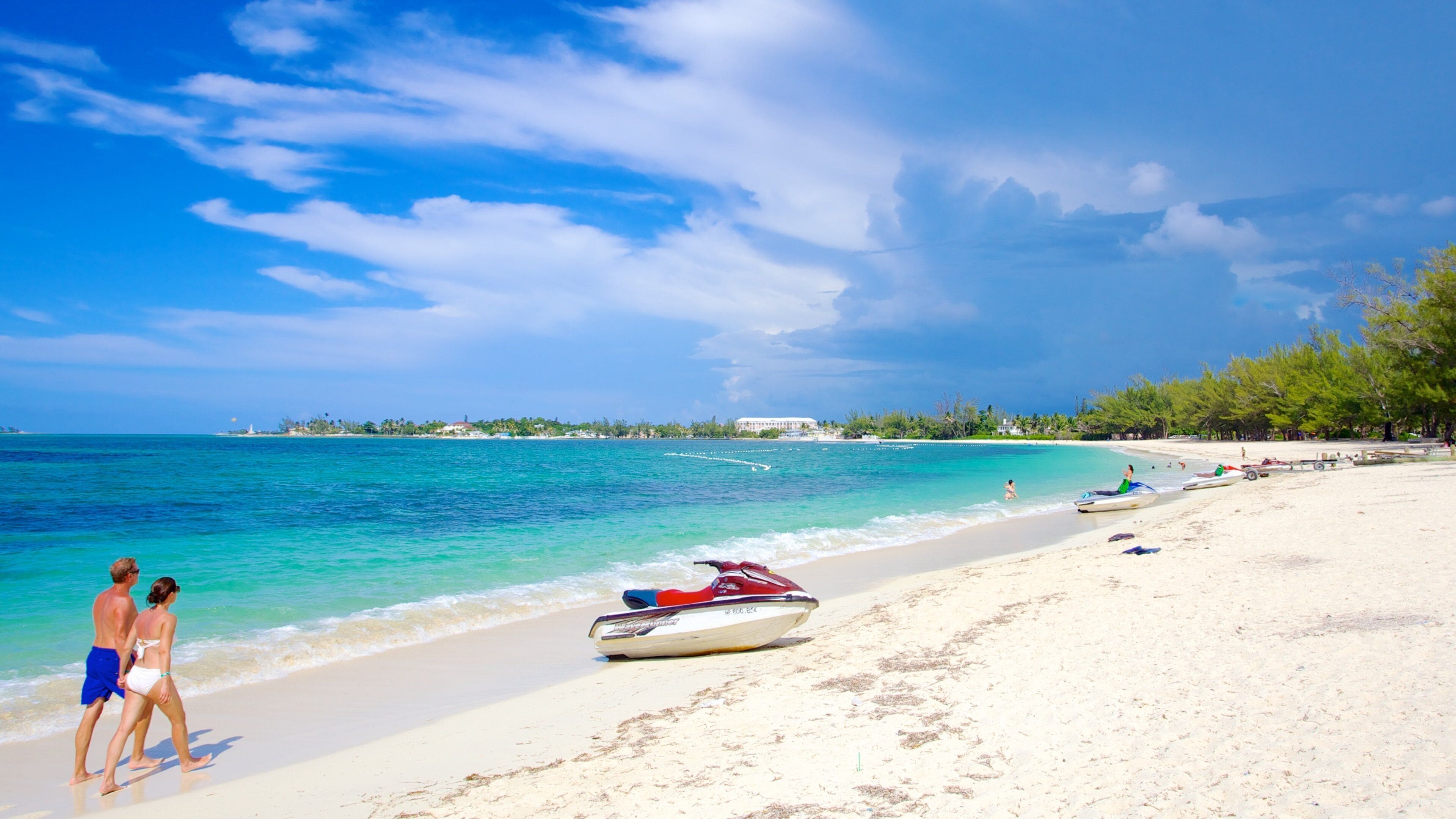 Cable Beach Nassau — arena fina y agua turquesa frente a los grandes hoteles